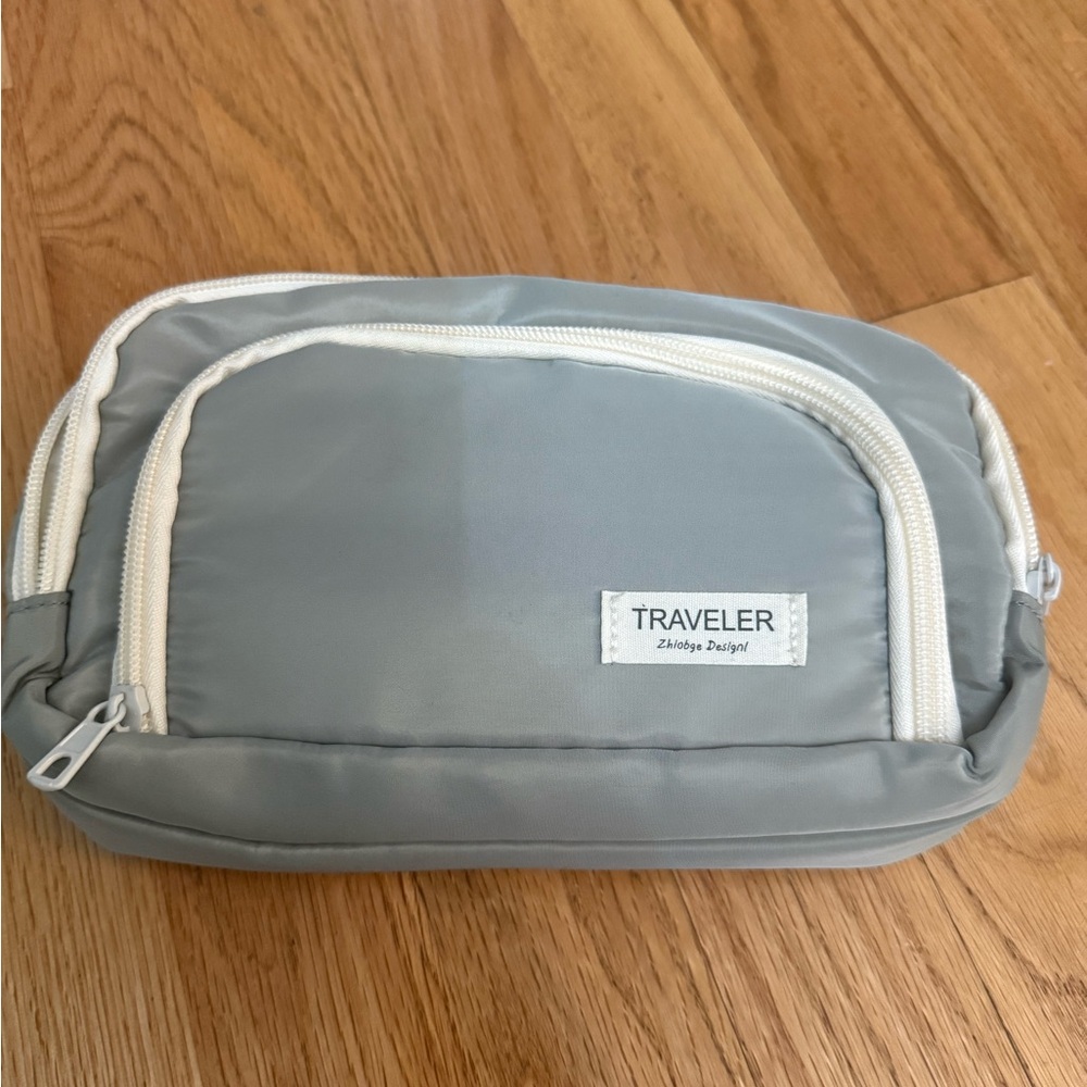 Traveler light green accessories or cosmetics Bag